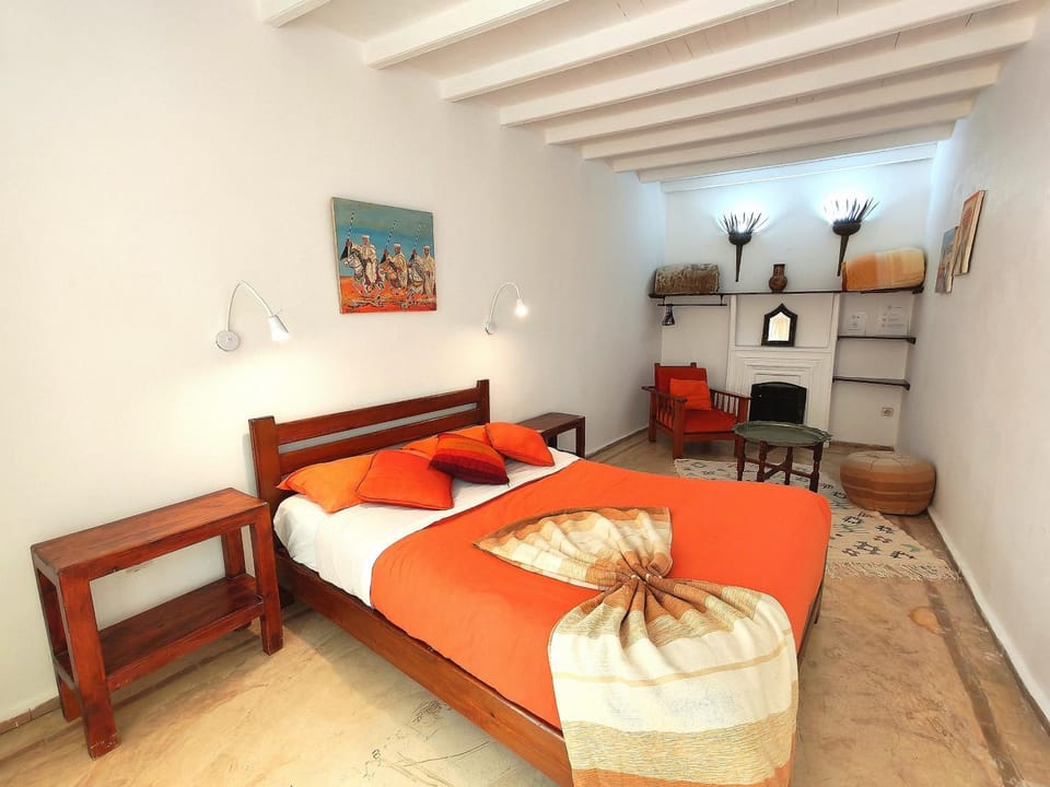Bed, Living room, Photo of the whole room, Seating area, Bedroom