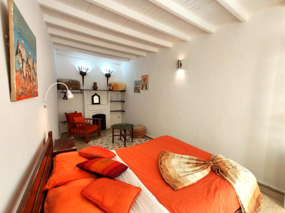 Bed, Living room, Photo of the whole room, Seating area