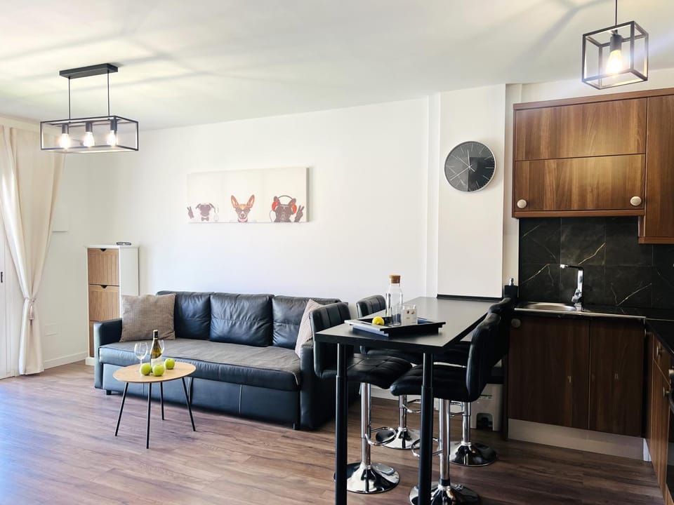 Kitchen or kitchenette, Living room, Seating area, Dining area