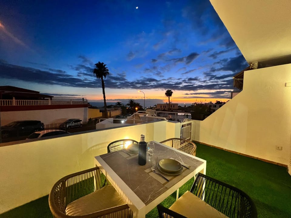 Natural landscape, View (from property/room), Balcony/Terrace, Balcony/Terrace, Dining area, Sea view, Sunset