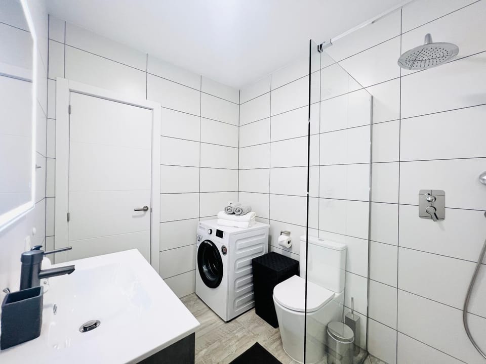 Shower, Toilet, Bathroom, towels