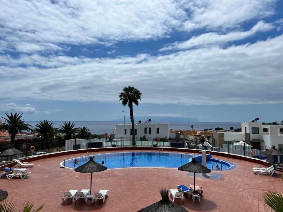 Nearby landmark, Day, Natural landscape, Swimming pool, sunbed