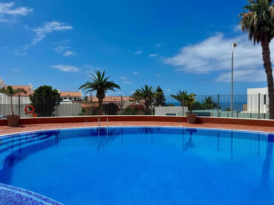 Day, Neighbourhood, Decorative detail, Swimming pool, sunbed
