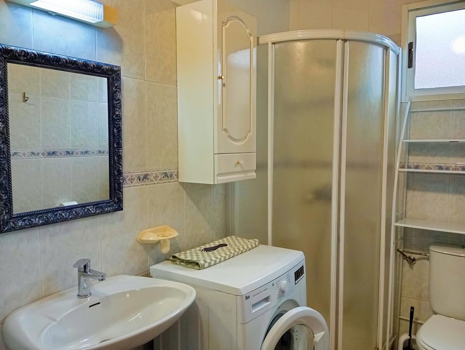 Shower, Toilet, Spring, Bed, Activities, Winter, Summer, Garden, Bathroom, Balcony/Terrace, Beach, Hiking, Animals, Animals, Animals, Autumn, Pets, Pets, Pets, Sports, Entertainment, children, children, children, young children, young children, young children, older children, older children, older children, group of guests, group of guests, group of guests, cot, Family, Family, Family, Parking, dishwasher, microwave, pet friendly, pet friendly, stove, washing machine