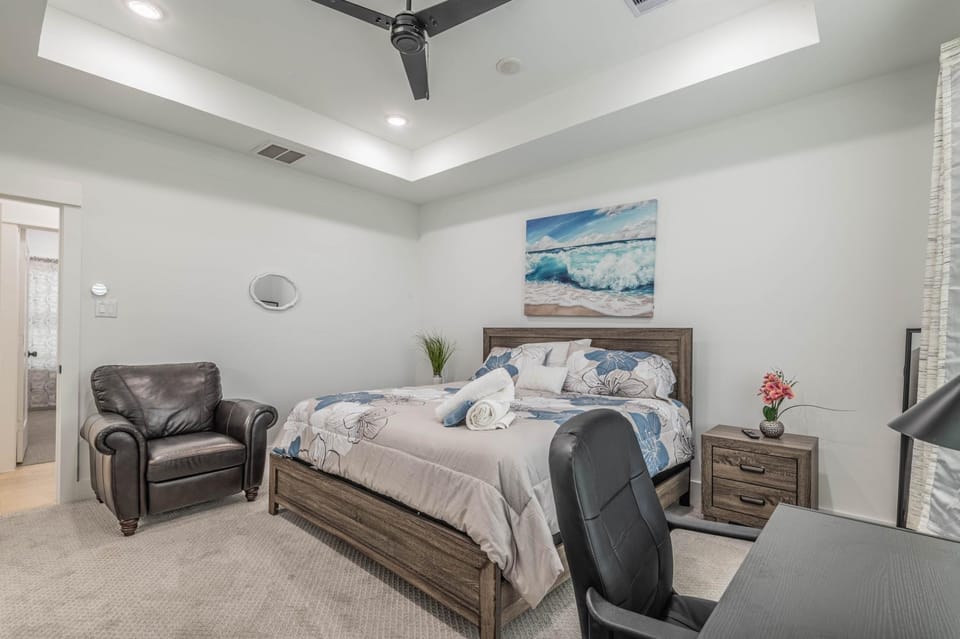 Bed, TV and multimedia, Photo of the whole room, Bedroom, fireplace