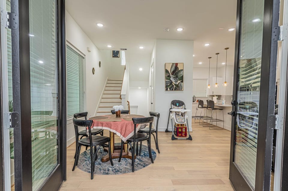 Living room, Seating area, Dining area