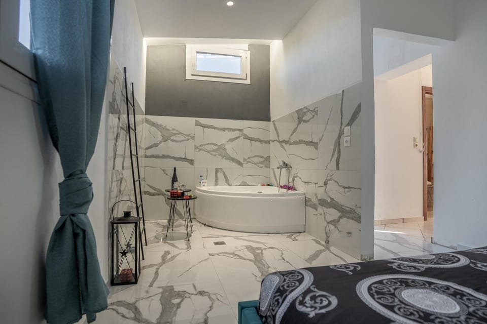 Hot Tub, Photo of the whole room, Bedroom