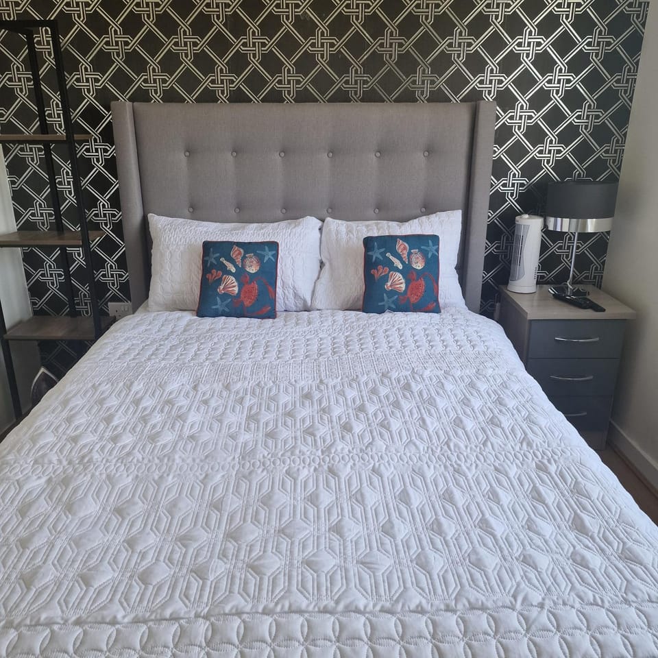 Stunning canal view 2 bedroom home with free parking Apartment in Salford