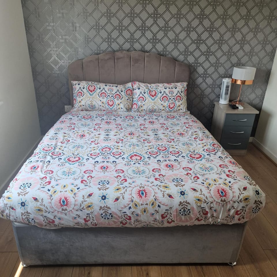 Stunning canal view 2 bedroom home with free parking Apartment in Salford