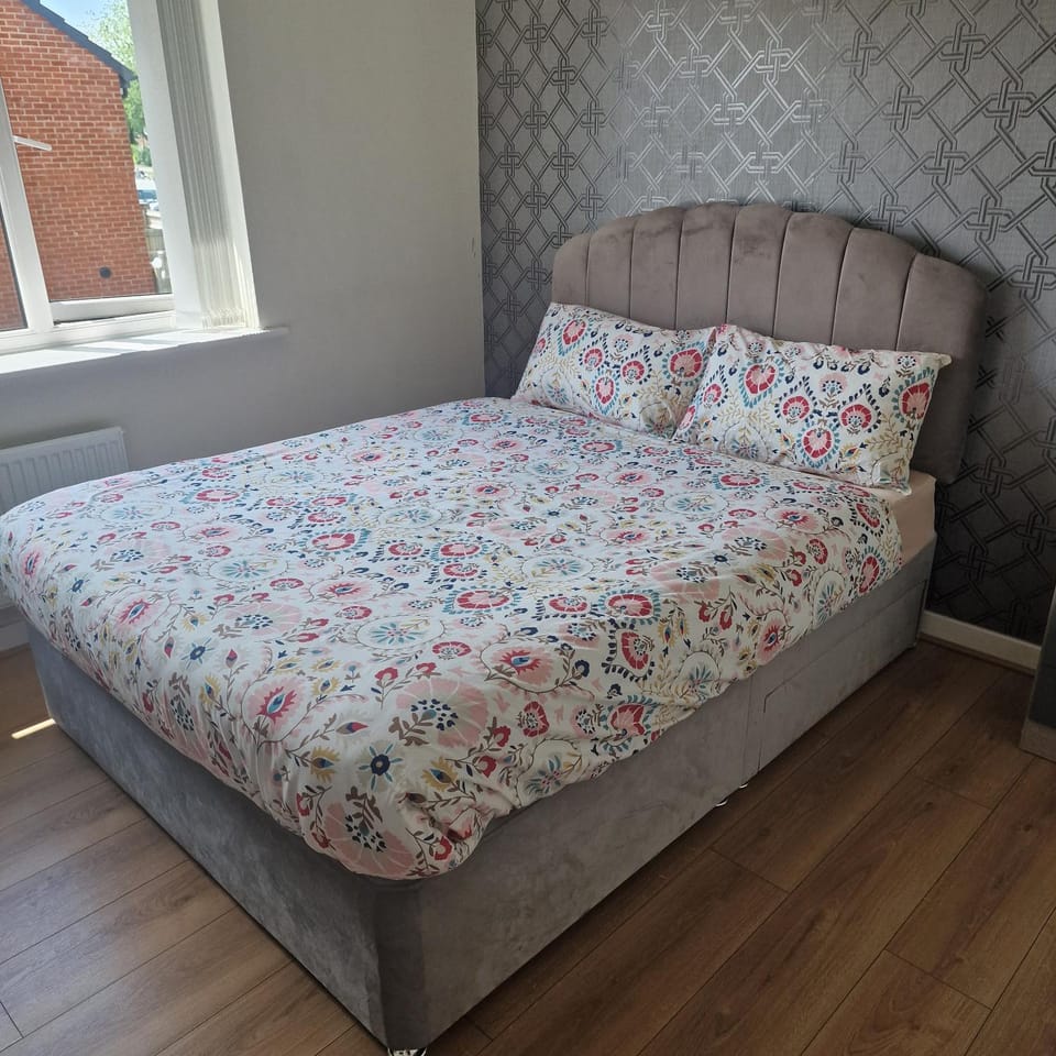 Stunning canal view 2 bedroom home with free parking Apartment in Salford