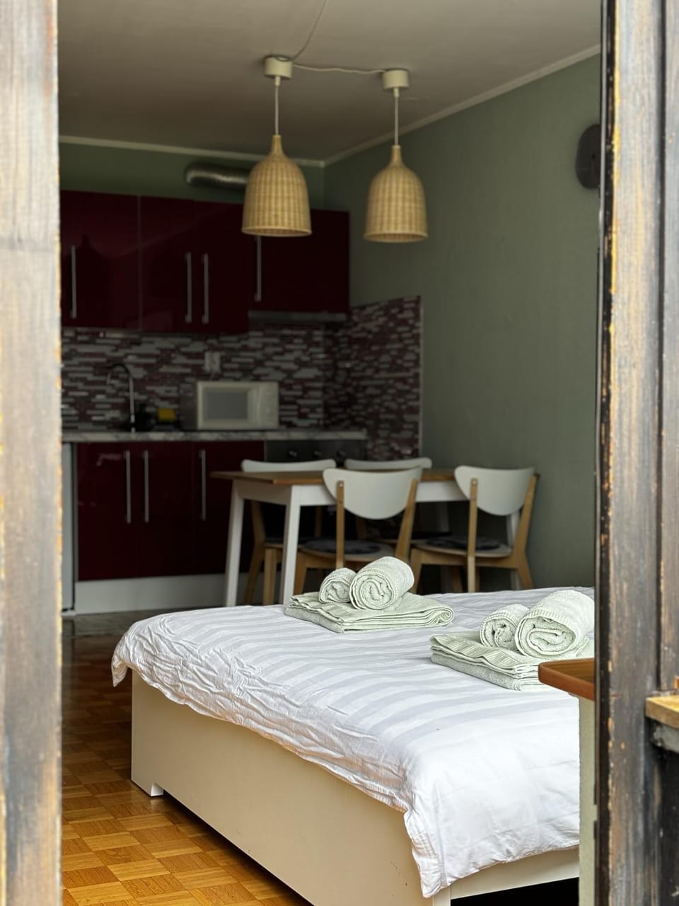 Bed, View (from property/room), Kitchen or kitchenette, Photo of the whole room, Dining area, Bedroom, microwave, oven