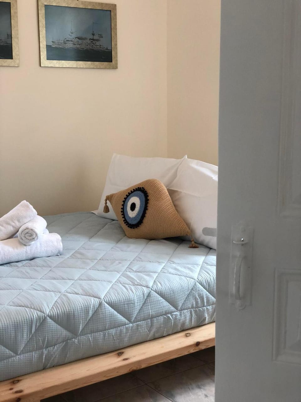 Bed, Bedroom, towels