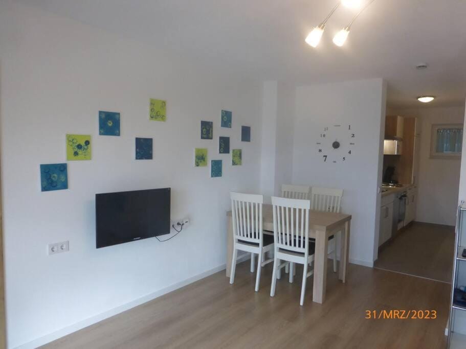 TV and multimedia, Living room, Seating area, Dining area