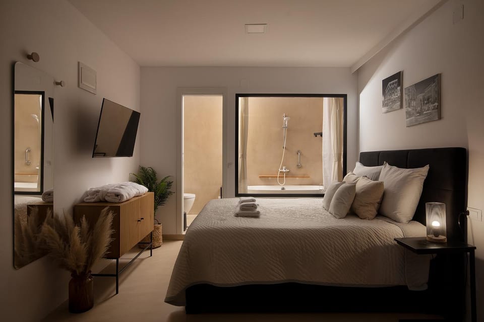 Bed, TV and multimedia, Photo of the whole room, Bedroom