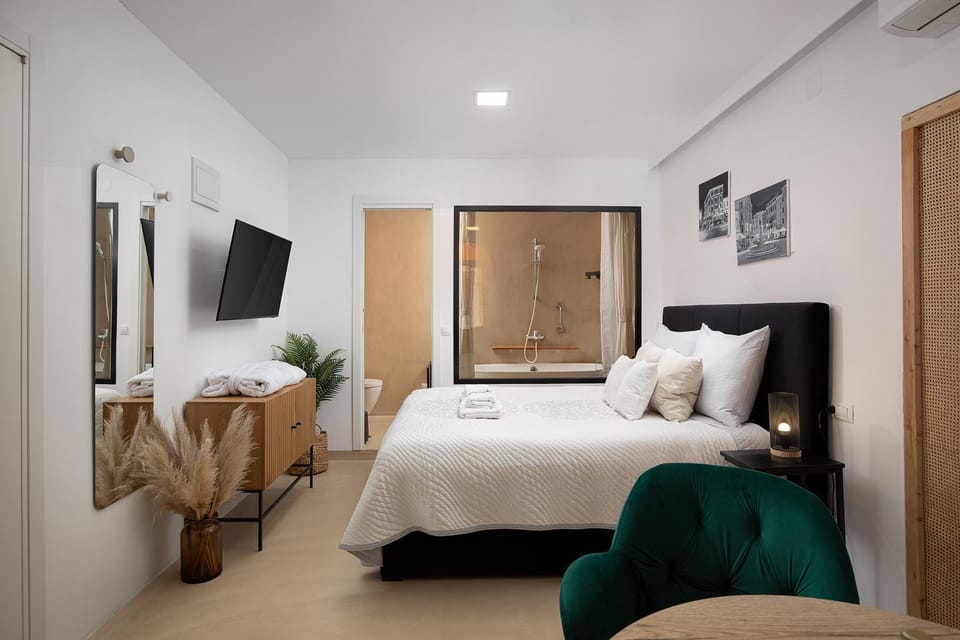 Bed, TV and multimedia, Photo of the whole room, Bedroom, towels