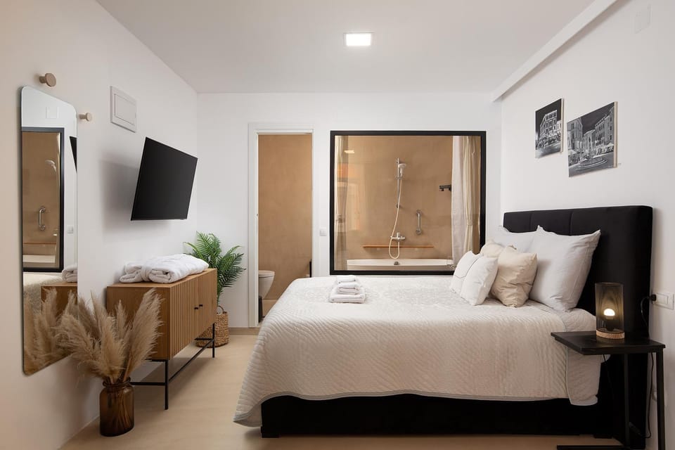 Bed, TV and multimedia, Photo of the whole room, Bedroom, wardrobe