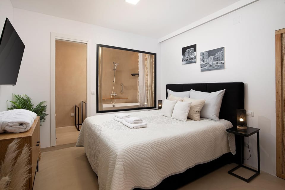 Bed, Photo of the whole room, Bedroom, towels, wardrobe