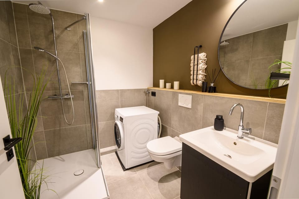 Shower, Toilet, Bathroom, towels