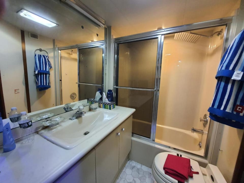 COZY CONDO OCEAN 3xDECK YACHT Docked boat in Brooklyn