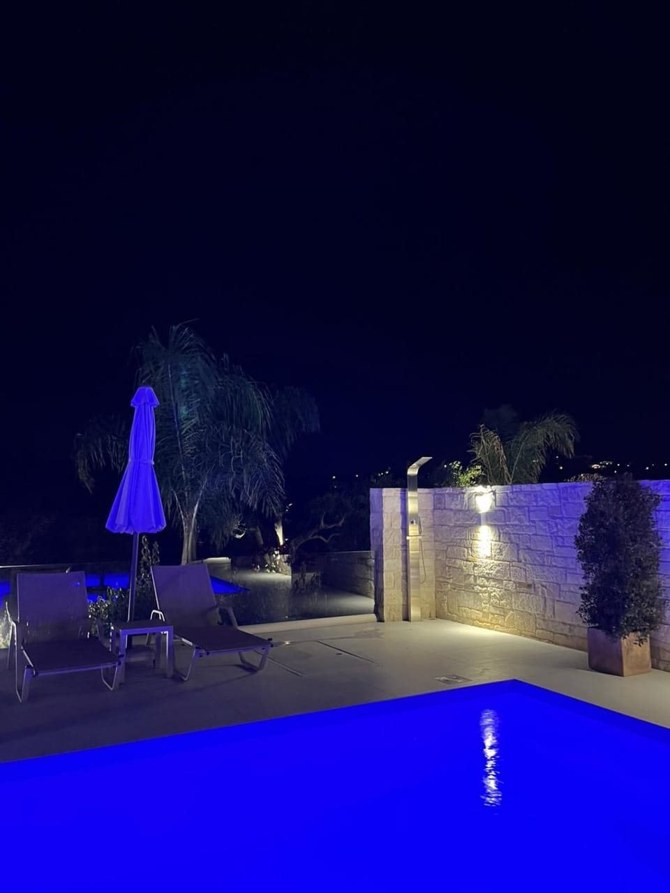 Night, Pool view, Swimming pool, sunbed
