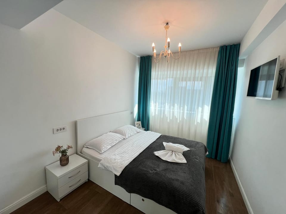 Bed, TV and multimedia, Photo of the whole room, Bedroom, towels