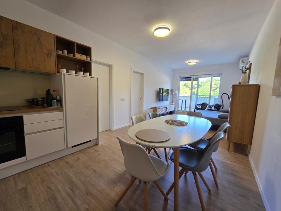 Dining area, kitchen