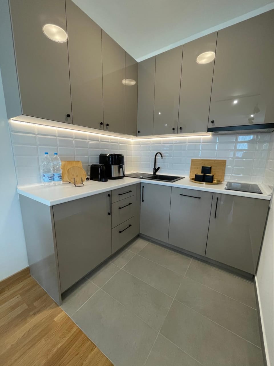 Coffee/tea facilities, Kitchen or kitchenette, dishwasher, oven, stove, toaster