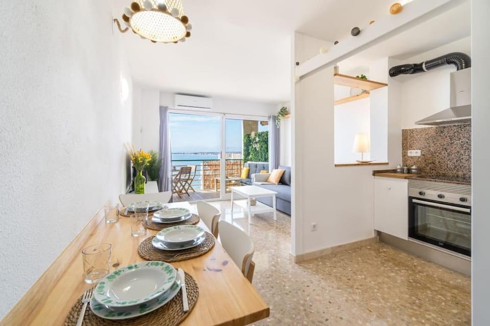 Kitchen or kitchenette, Seating area, Dining area, minibar, pet friendly, stove