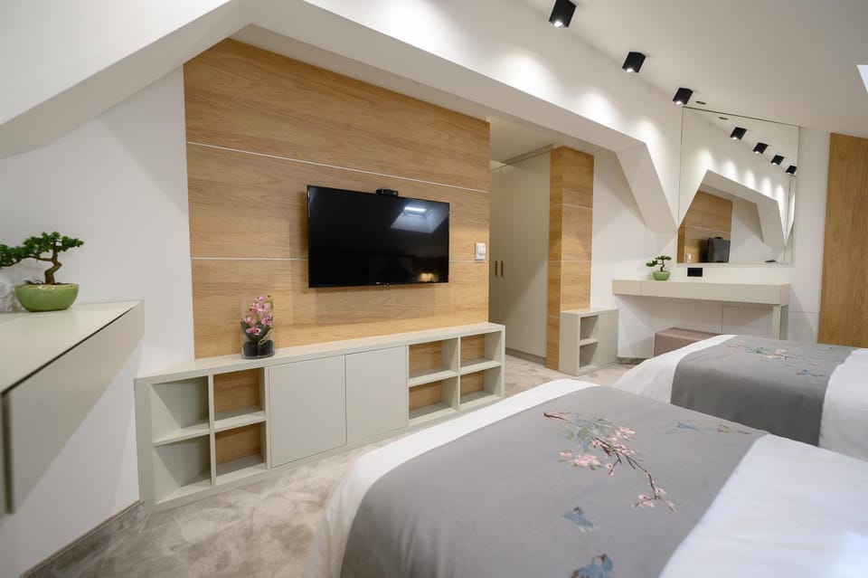 Bed, TV and multimedia, Bedroom