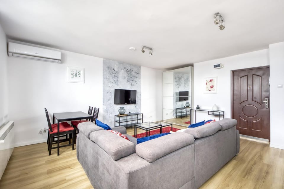 Communal lounge/ TV room, Bed, TV and multimedia, Living room, Photo of the whole room, Seating area, Dining area, Evening entertainment, Bedroom, air conditioner