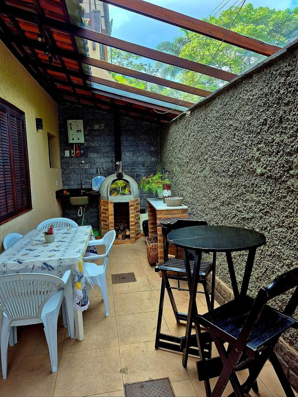 Recanto de Itaipava - casa com forno de pizza a lenha, churrasqueira, pet friendly, equipada para até 6 pessoas, em meio à Natureza e próxima ao centro do bairro House in State of Rio de Janeiro
