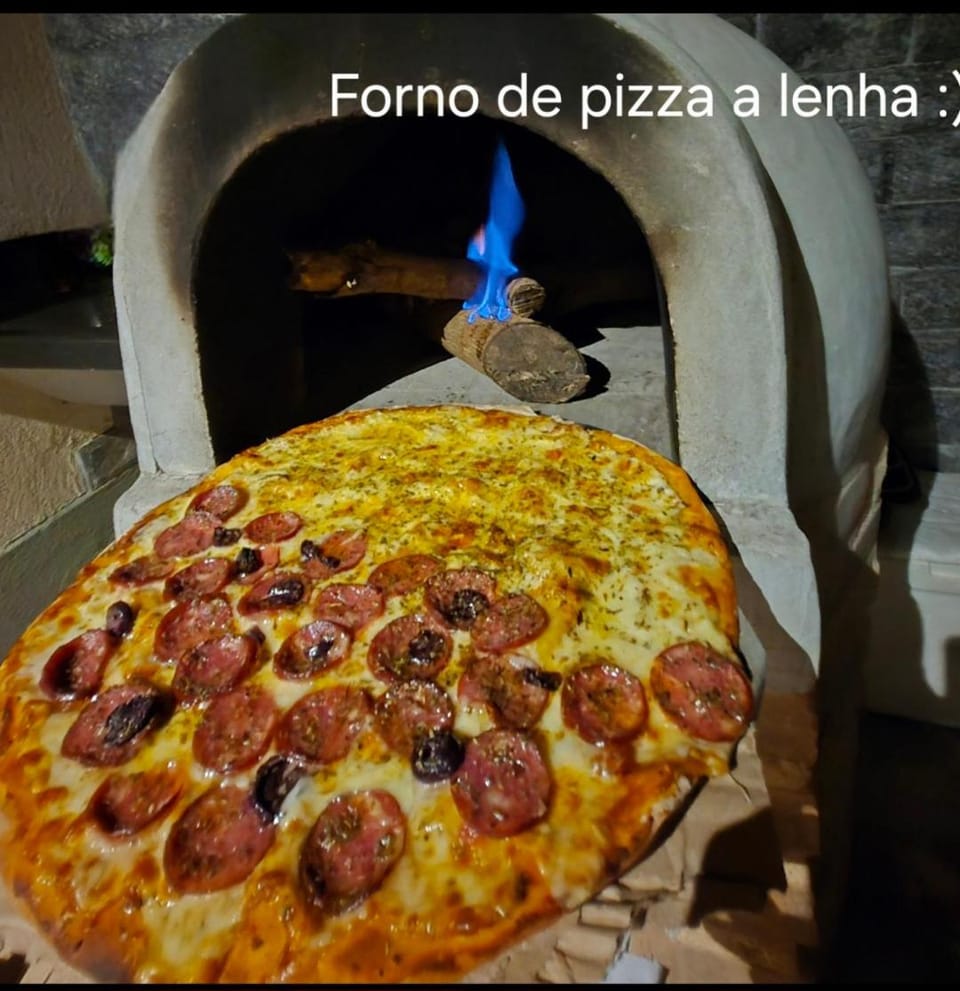 Recanto de Itaipava - casa com forno de pizza a lenha, churrasqueira, pet friendly, equipada para até 6 pessoas, em meio à Natureza e próxima ao centro do bairro House in State of Rio de Janeiro
