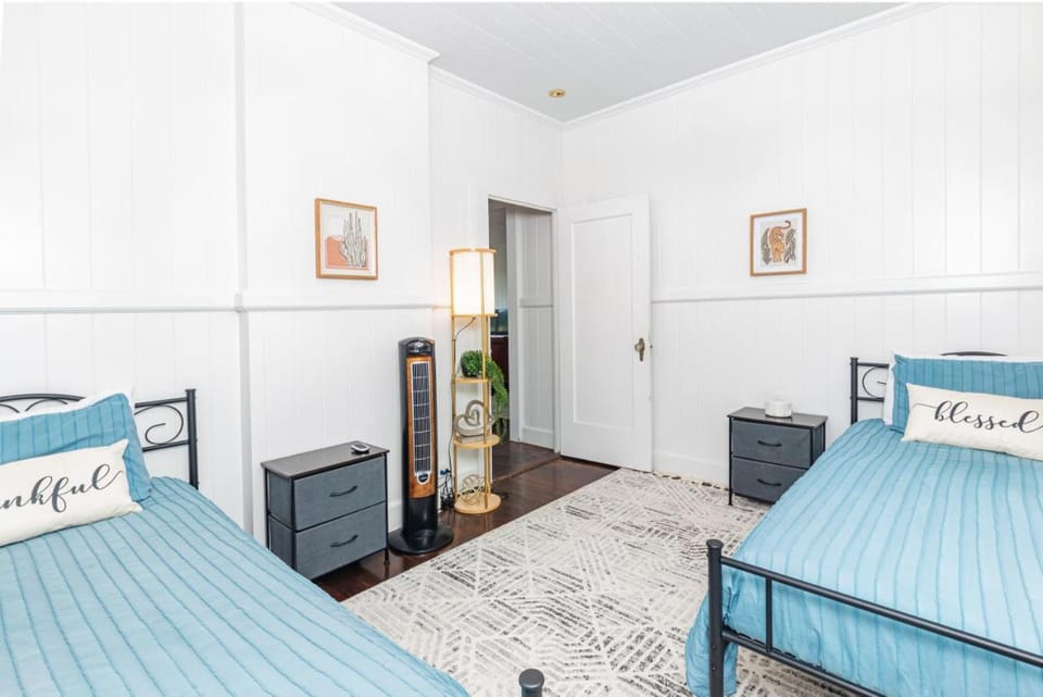 YOUR HILO HOMEBASE - Lovely 3 Bedroom in Heart of Hilo with AC! House in Hilo
