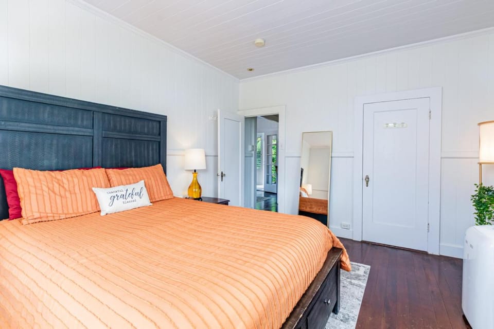 YOUR HILO HOMEBASE - Lovely 3 Bedroom in Heart of Hilo with AC! House in Hilo