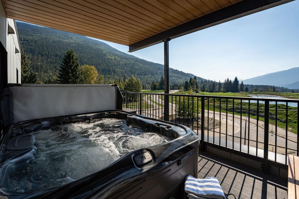 The Big Deck by Revelstoke Vacations Apartment in Revelstoke