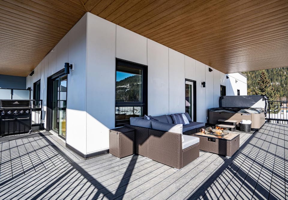 The Big Deck by Revelstoke Vacations Apartment in Revelstoke