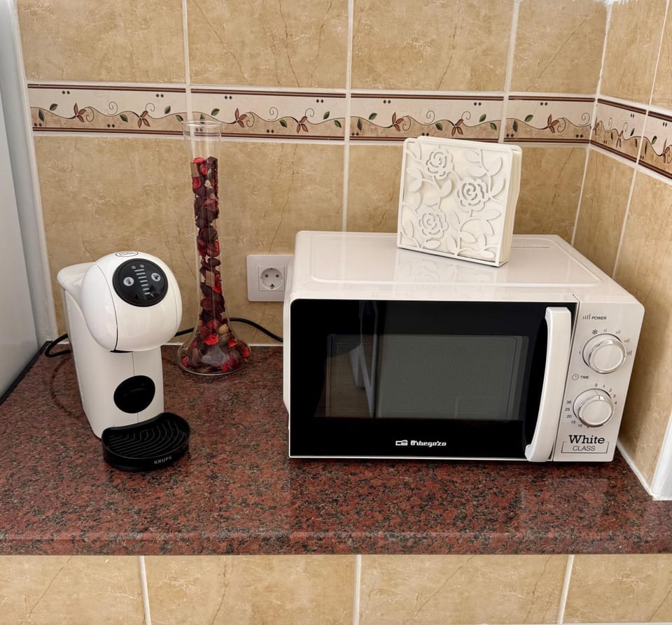 Coffee/tea facilities, Kitchen or kitchenette, microwave