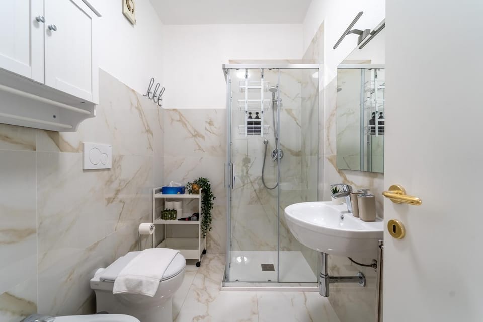 Shower, Toilet, Bathroom, bidet, towels