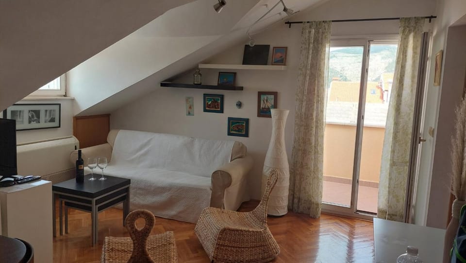 TV and multimedia, Living room, Seating area, hair dresser