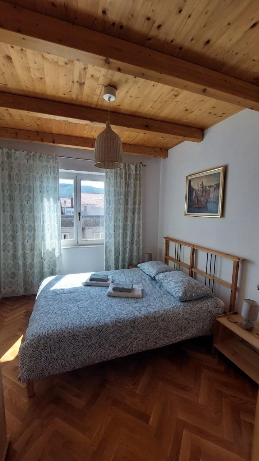 Bed, Bedroom, towels