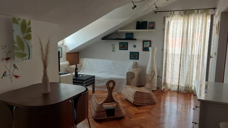 Living room, Photo of the whole room, Seating area