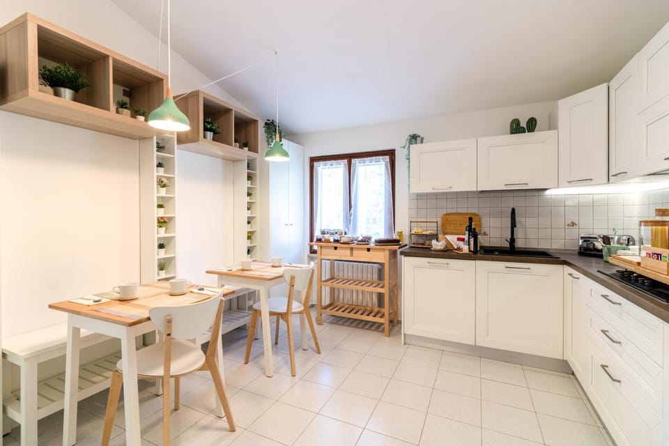 Restaurant/places to eat, Internal: Not applicable to any particular room