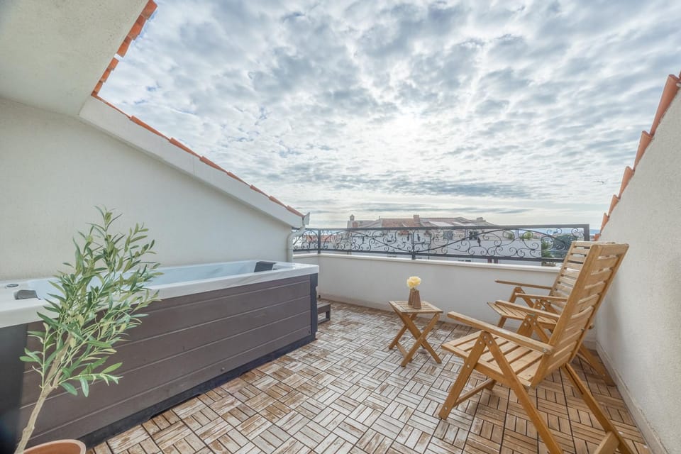 Hot Tub, View (from property/room), Balcony/Terrace, Seating area