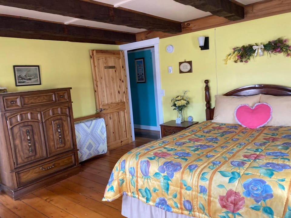 Bed, Photo of the whole room, Decorative detail, Bedroom, wardrobe