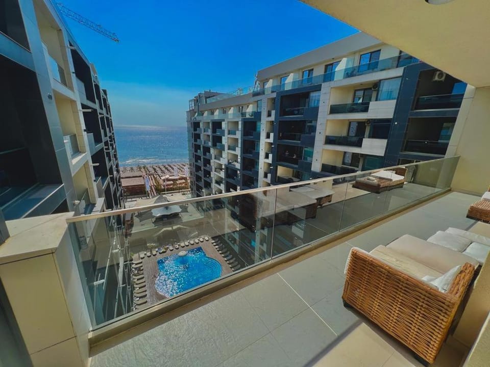 Property building, Balcony/Terrace, Sea view, Swimming pool