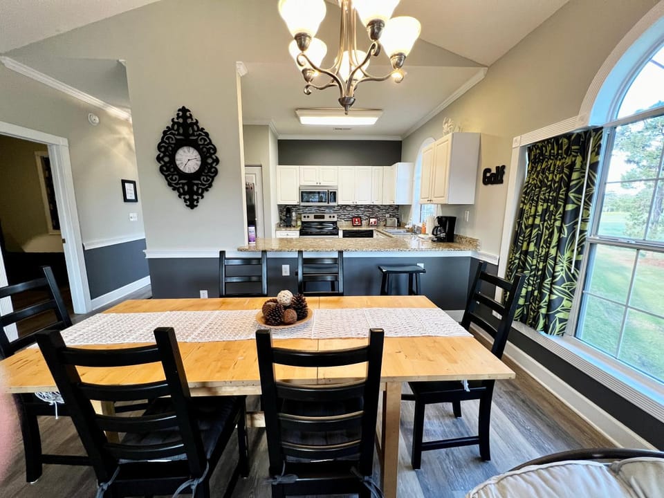 Kitchen or kitchenette, Dining area, minibar, pet friendly, stove