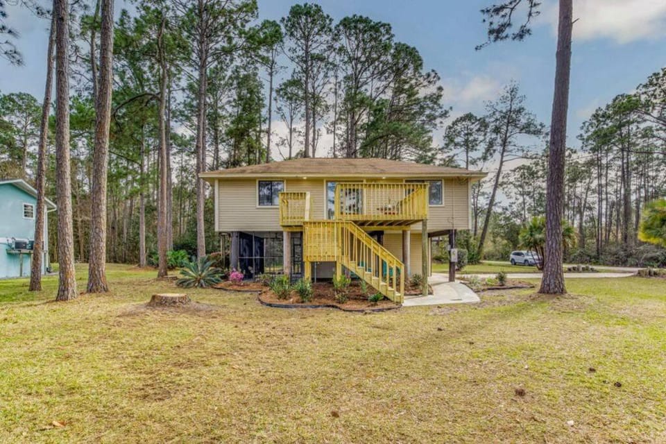 Woodsy Retreat, steps to Bay - Hot tub! House in Florida