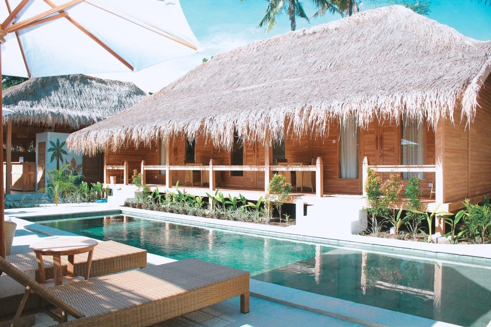 Property building, Balcony/Terrace, Pool view, Swimming pool, sunbed