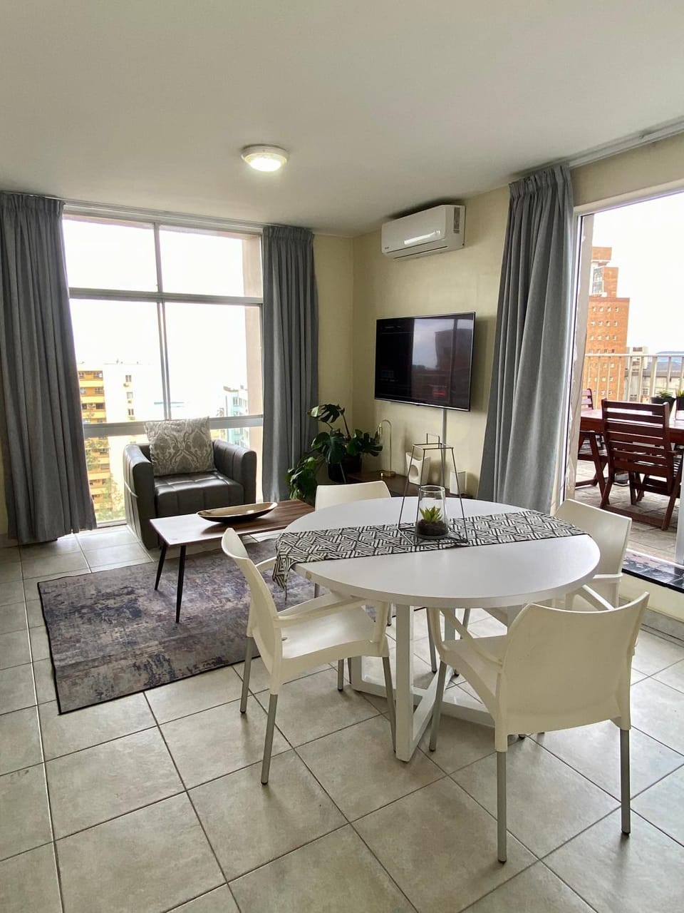 Living room, Seating area, Dining area, Evening entertainment, air conditioner