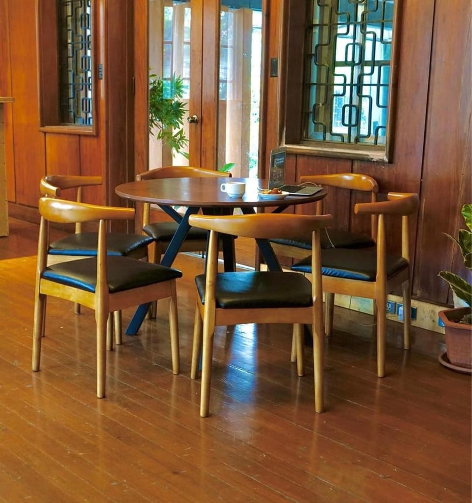Restaurant/places to eat, Seating area, Dining area